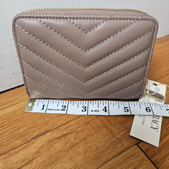 Ellen Tracy The Chevron Quilted Collection Zip Around Indexer Wallet - Picture 8 of 12